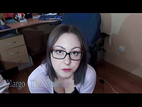 ❤️ Секси девојка со наочари длабоко го цица дилдото на камерата ❤️ Порно фб кај нас ❌